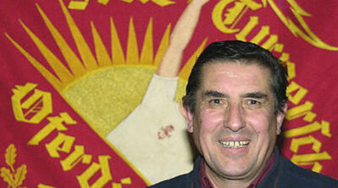 Vorsitzender mit Fahne: Werner Gschwind bekommt im Jubiläumsjahr des TSV die Silberne Nadel. GEA-FOTO: PACHER