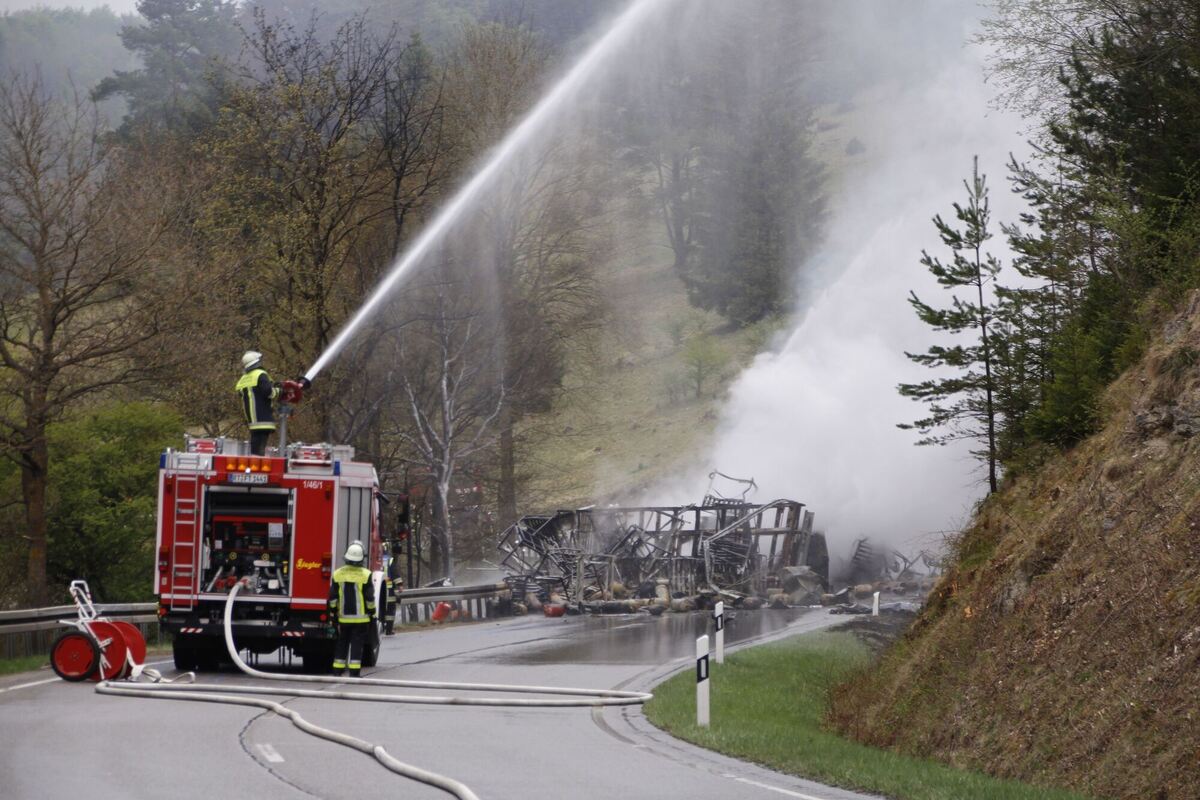 Das ausgebrannte Gerippe des Lastwagens auf der B 313.