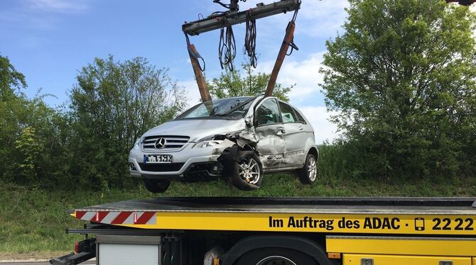 Dieser Mercedes ist bei einem Unfall auf der Bundesstraße 28 am Montagmorgen stark beschädigt worden.