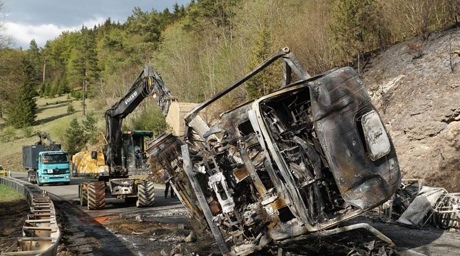 Sieben Stunden dauerte die Bergung des ausgebrannten Lastwagens.   FOTO: LENK