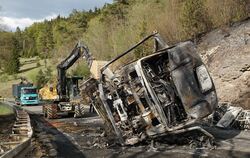 Sieben Stunden dauerte die Bergung des ausgebrannten Lastwagens.   FOTO: LENK