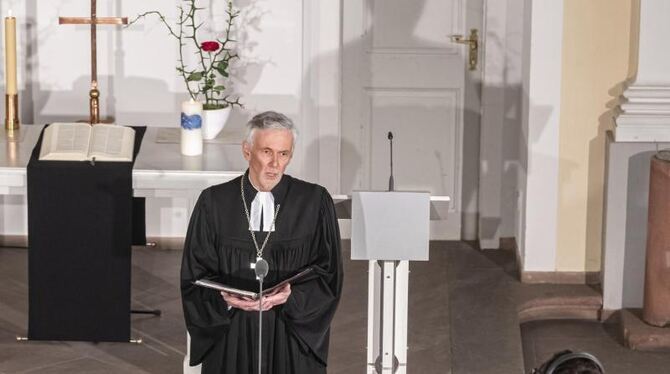 Jochen Cornelius-Bundschuh hält bei einem Gottesdienst