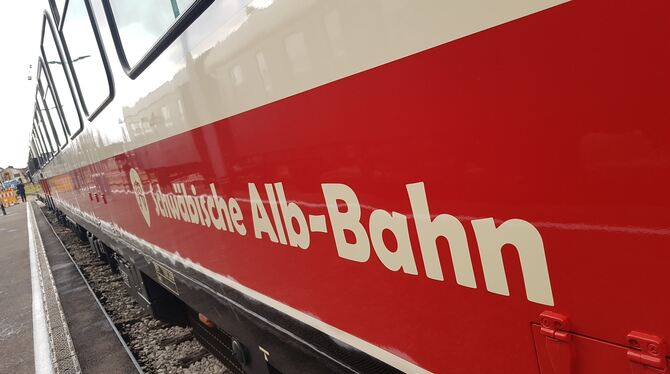 Seit Montag fahren auf der Strecke der Alb-Bahn keine Züge mehr. Aus noch ungeklärter Ursache ist es zu einem stark erhöhten Ver