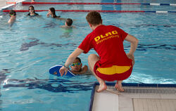   Die DLRG-Schwimmkurse, die in Gomadingen angeboten werden, entlasten normalerweise auch die Sportlehrer.  FOTO: BLOCHING