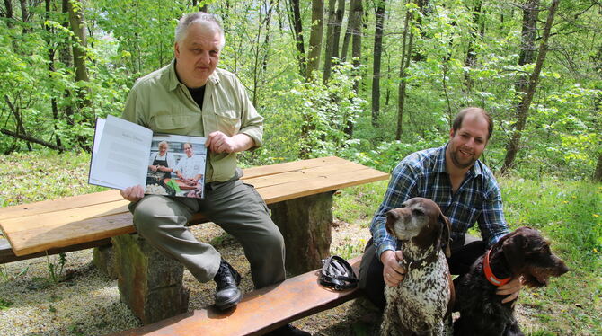 Der Dettinger Jäger und Koch Volker Schairer (links) hat mit seinem Chef Jochen Heilemann ein Wild-Kochbuch gemacht. "Wilder Sch