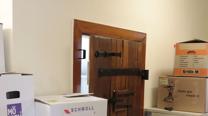 Kartons vor der ehemaligen Arrestzelle. Kartons vor der ehemaligen Arrestzelle.