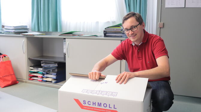 Steffen Heß beim Kistenpacken. Steffen Heß beim Kistenpacken.