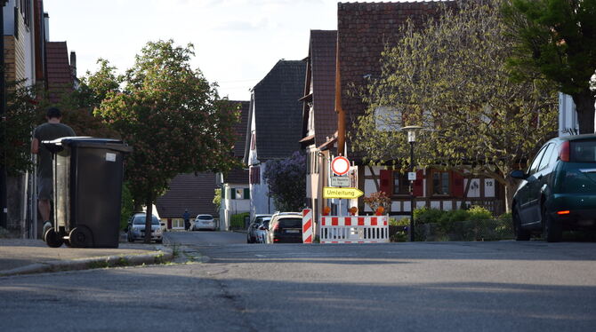 Auf der Hauchlinger Straße könnte es in der Kurve runter Richtung Ortsausgang auch schon bald mehr Parkplätze geben.