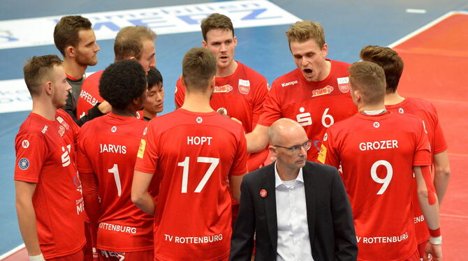 Trainer Christophe Achten (vorne) hat den TV Rottenburg auf Play-off-Kurs in der 1. Volleyball-Bundesliga geführt.  FOTO: EIBNE
