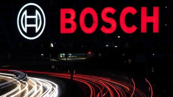 Das Logo von Bosch leuchtet über einem Parkhaus