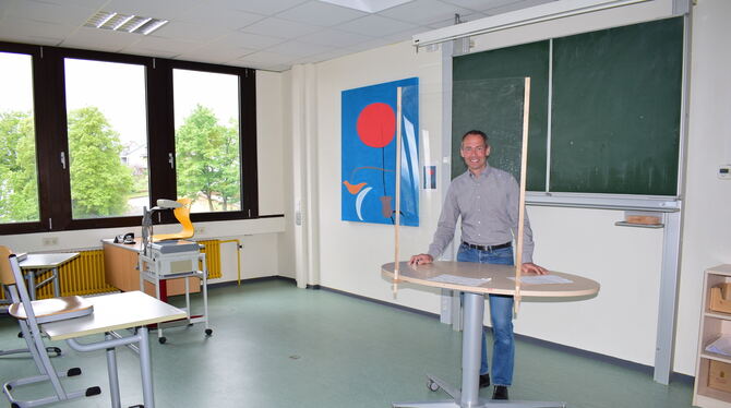 Martin Fouqué, Leiter der Gemeinschaftsschule Pliezhausen zeigt, wie Unterricht hinter Plexiglasscheiben laufen soll (links). Ra