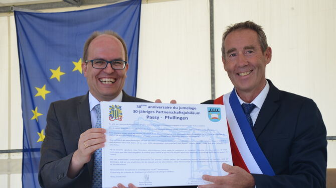 Zuletzt wurde das 30-jährige Bestehen der Jumelage 2015 ganz groß in Passy gefeiert: Die Bürgermeister Michael Schrenk (links) u