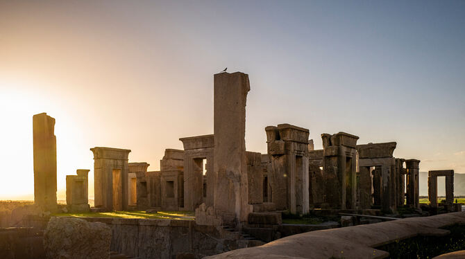 Atemberaubende Zeugnisse vergangener Hochkulturen: Hier die Ruinen des antiken Persepolis im Iran im Abendlicht.  FOTOS: ZDF/STE