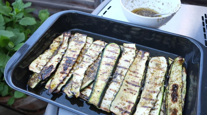 Werden erst nach dem Grillen mariniert: Zucchini aus dem Rezept-Fundus von Ulli Betz.