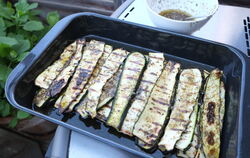 Werden erst nach dem Grillen mariniert: Zucchini aus dem Rezept-Fundus von Ulli Betz.