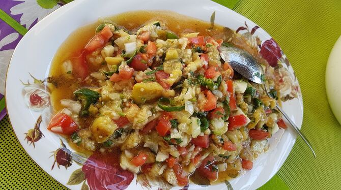 Dieser Salat aus gegrillten Auberginen schmeckt lauwarm am besten, findet Rezept-Geberin Sevil Öztuvan-Weckherlin. FOTOS: PRIVAT