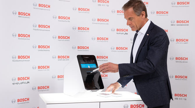 Bosch-Chef Volkmar Denner führt den Covid-19-Schnelltest vor.  FOTO: BOSCH