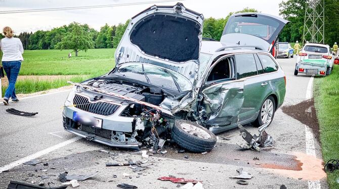 Der Zusammenstoß war heftig, zwei Menschen wurden bei den Crash schwer verletzt.