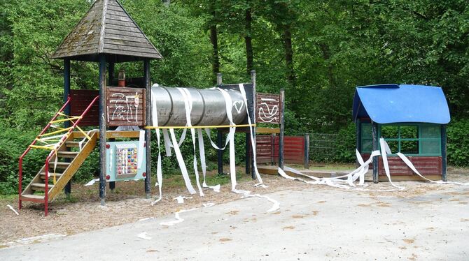 Kostbares Klopapier als Scherzartikel auf dem Spielplatz im Reutlinger Stadtgarten.
