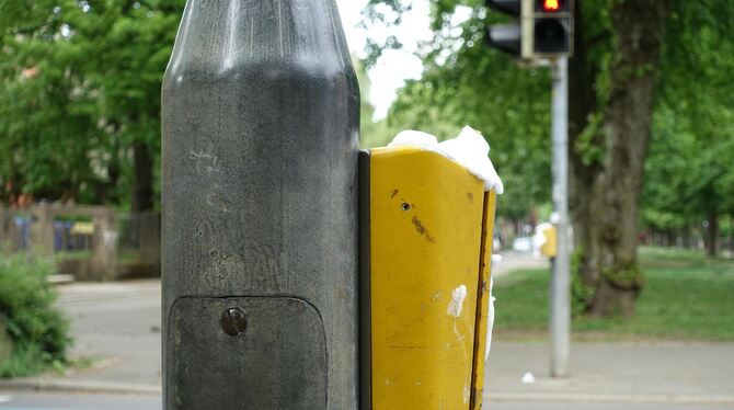 Rasierschaum auf dem Taster einer Fußgängerampel an der Reutlinger Charlottenstraße.