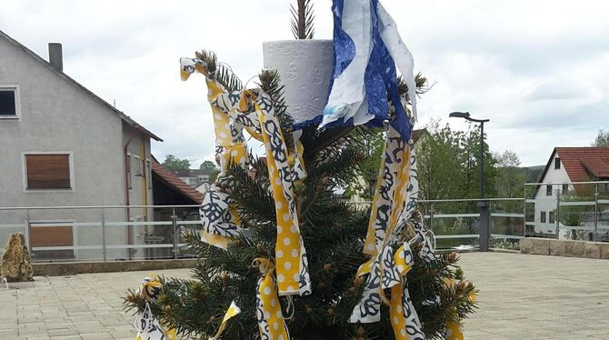 Maibaum in Corona-Zeiten. Gesehen in Auingen