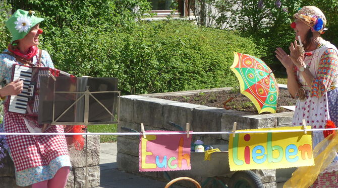 Die »Clowns im Dienst« sorgten im Garten des Seniorenzentrums St. Elisabteh für Unerhaltung.  FOTO: PRIVAT