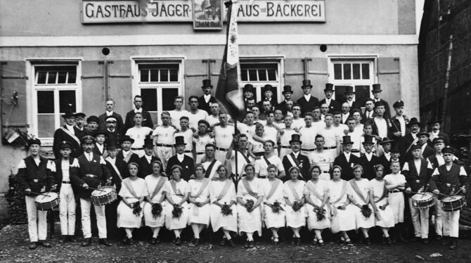Zu seinem zehnten Geburtstag im Jahr 1920 feierte der TSV Undingen Fahrenweihe.  FOTO: PRIVAT