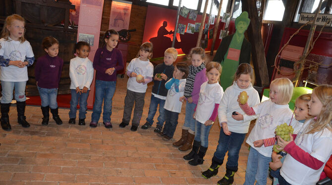 Ein Bild aus dem Jahr 2012: Die Weinbergfinken im Weinbaumuseum anlässlich des  Sieben-Keltern-Festes, kurz nachdem sie dort auf