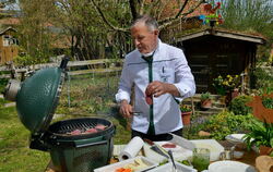Gerd Windhösel legt das Lamm auf sein Big Green Egg. Das Ergebnis war köstlich.  FOTOS: NIETHAMMER