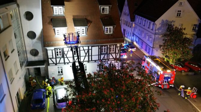 Weil die Lage bei der Alarmierung nicht eindeutig war, rückte die Pfullinger Feuerwehr mit etlichen Fahrzeugen an, inklusive Dre