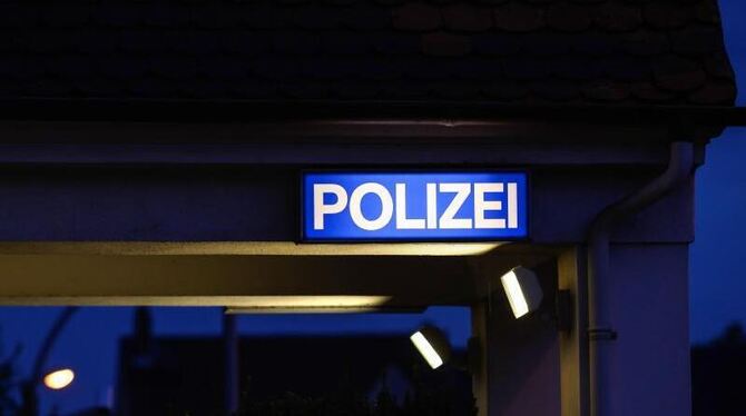 Ein Schild »Polizei« weist auf eine Polizeiwache hin