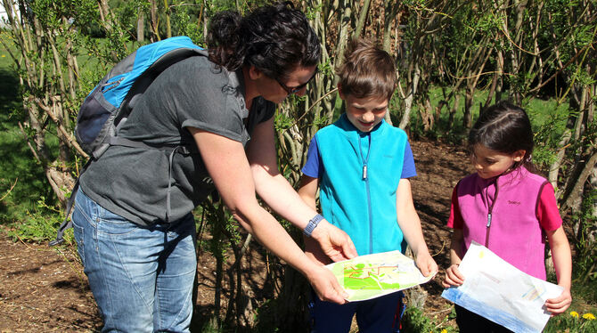 Die fünfjährige Emma, ihr Bruder Ben (6 Jahre) und Mama Bettina Geist suchen auf der Karte den Weg. FOTOS: LEIPPERT