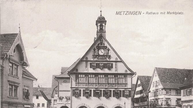 Die Postkarte aus dem Jahr 1914 zeigt das alte Rathaus in Metzingen. FOTO: STADT