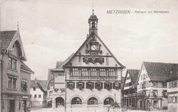 Die Postkarte aus dem Jahr 1914 zeigt das alte Rathaus in Metzingen. FOTO: STADT