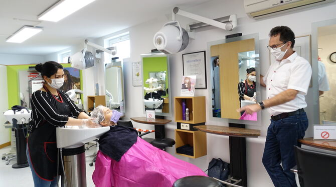 Alles fein hygienisch und auf Abstand im Salon von Friseurmeister Dieter Laible.