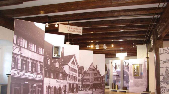 Von Leerstand war damals noch keine Rede: Raumhohe Innenstadtansichten aus Münsingen im Alten Schloss. FOTO: PRIVAT