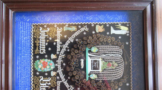 Dass man so schöne Bilder aus Haaren fertigen kann, verblüfft nicht nur Stadtarchivar Yannik Krebs.