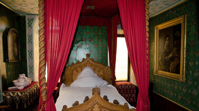 Das herzögliche Bett im Uracher Schloss ist ab 12. Mai wieder zu sehen.  FOTO: WÖRNER
