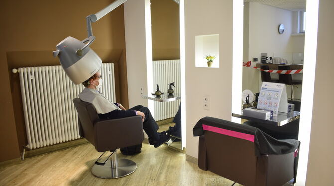 Nach knapp zwei Monaten ohne den Friseur ihres Vertrauens genießt eine Kundin im Metzinger Friseursalon Kessler das Haarefärben.