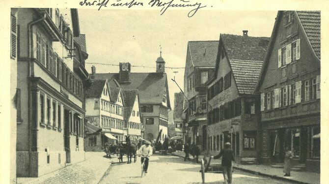 Die Stuttgarter Straße in Metzingen um 1925, rechts ist ein Pfeil zu sehen, der auf die Wohnung des Kunstmalers Hermann Gussmann