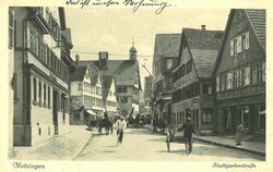 Die Stuttgarter Straße in Metzingen um 1925, rechts ist ein Pfeil zu sehen, der auf die Wohnung des Kunstmalers Hermann Gussmann