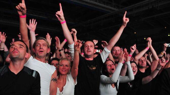 Wie bringt man  die Fans bei Stehkonzerten wie hier mit Depeche Mode in der Schleyerhalle auf coronatauglichen Abstand? Die Vera