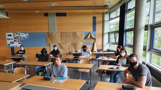 Abiturienten des HAP-Grieshaber-Gymnasiums im BZN bereitet sich auf die Prüfungen vor. FOTO: SCHITZ