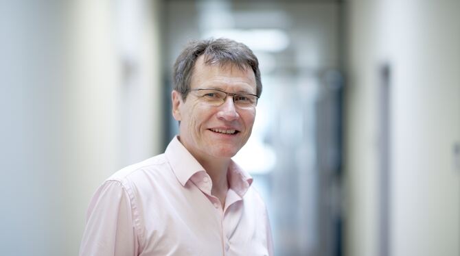 Wie unser Gehirn im Schlaf funktioniert will Jan Born vom Schlaflabor  der Uni Tübingen erforschen.  FOTO: UNI/SCHEIBLE