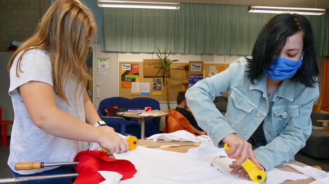 »Soli-Masken« werden beim Aktionstag im Mössinger Quenstedt-Gymnasium gefertigt. Hier sind Schüler im Einsatz, beim Zuschneiden