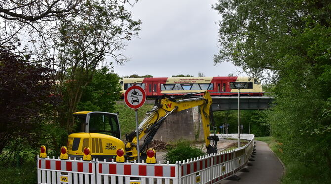 Die siebzig Jahre alte Bahnüberführung in Belsen wird erneuert. Ein Jahr lang sollen die Bauarbeiten dauern.  FOTO: MEYER