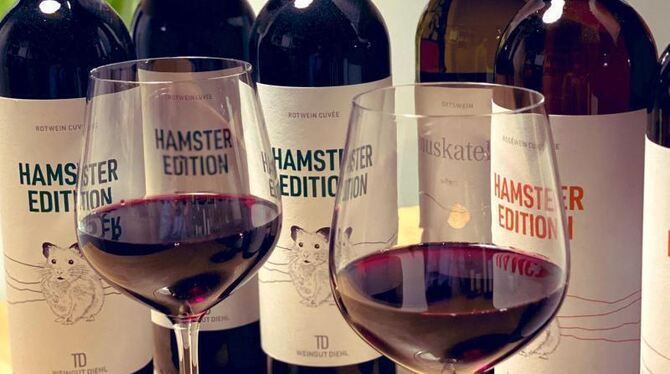 Weingläser und Flaschen der »Hamster Edition«