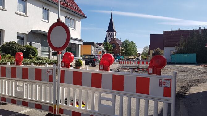 Die Ortsdurchfahrt von Willmandingen ist gesperrt. Hier läuft der dritte Bauabschnitt der Ortskernsanierung.  FOTO: FISCHER