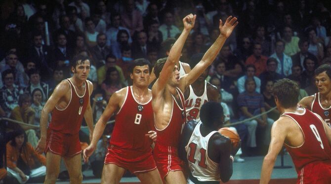 Das Team der UdSSR (rotes Trikot) setzt sich im Olympia-Finale 1972 gegen die USA durch.  FOTO: WITTERS