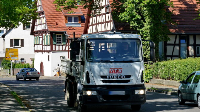Der Betzinger Ortschaftsrat möchte prüfen lassen, ob ein Lkw-Durchfahrtsverbot möglich ist. FOTO: NIETHAMMER